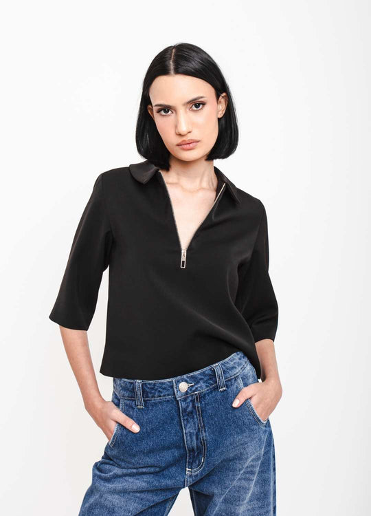 BLUSA COM ZÍPER E GOLA PRETA