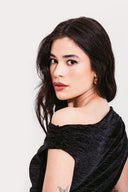 BLUSA DECOTE ASSIMÉTRICO VELUDO