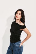 BLUSA DECOTE ASSIMÉTRICO VELUDO