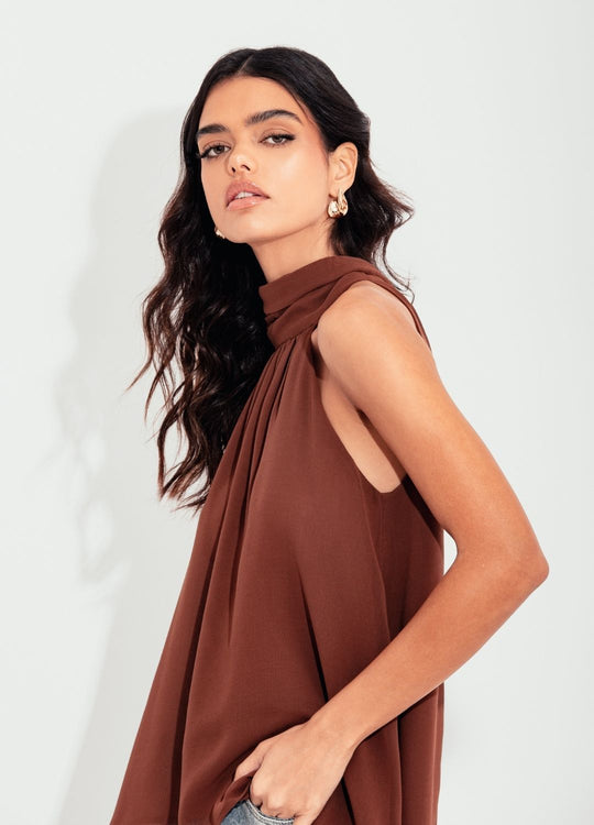 BLUSA GOLA ALTA ASSIMÉTRICA