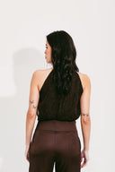 BLUSA GOLA ALTA COM BROCHE
