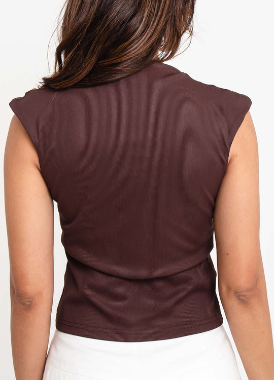 BLUSA GOLA ALTA PREGAS OMBRO MARROM