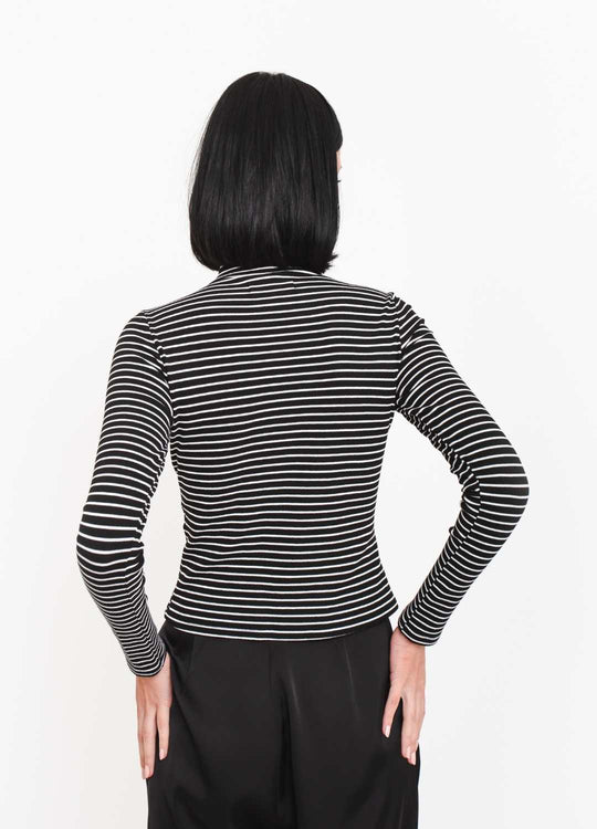 BLUSA LISTRAS COM ZÍPER PRETA