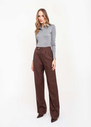 CALÇA COM PREGAS MARROM