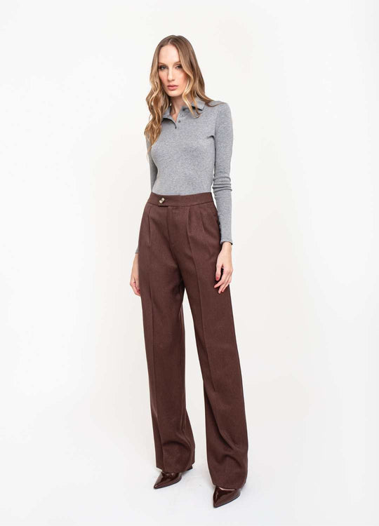 CALÇA COM PREGAS MARROM