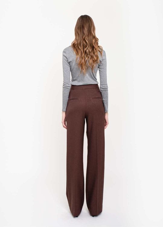 CALÇA COM PREGAS MARROM