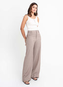 CALÇA COM VINCO MARROM