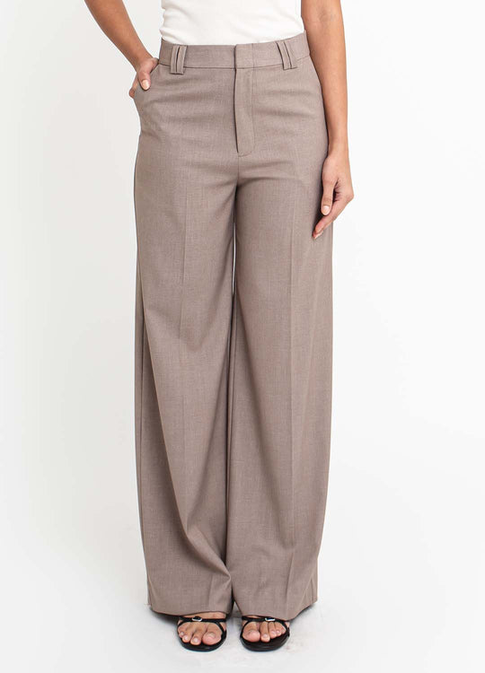 CALÇA COM VINCO MARROM