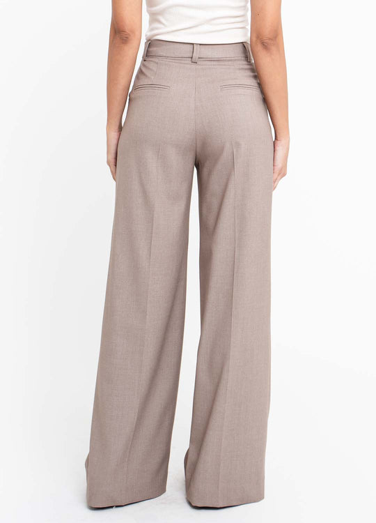 CALÇA COM VINCO MARROM
