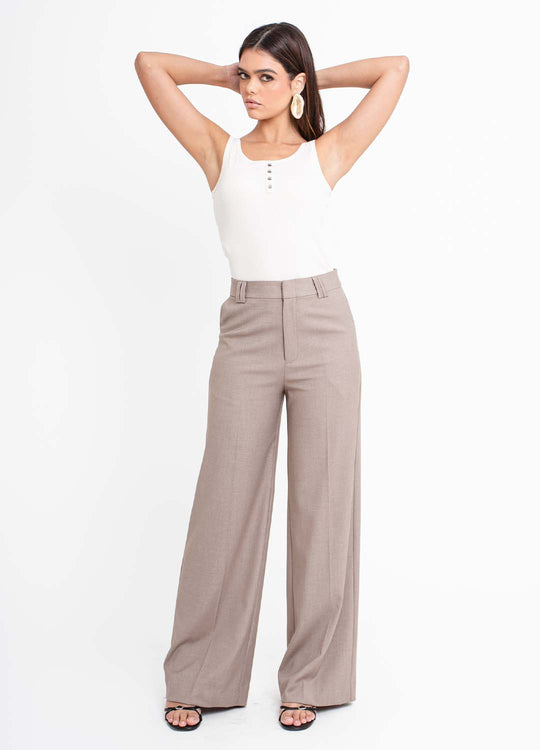 CALÇA COM VINCO MARROM